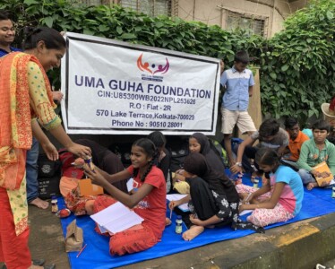 Uma Guha Foundation distributed a nutritious tiffin to 60 odd students of a Mumbai afternoon street tutorial